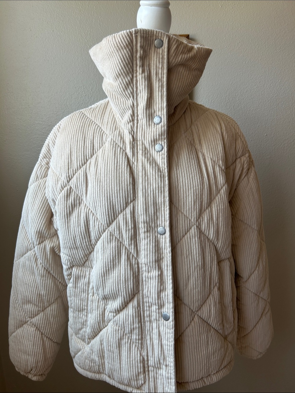 Levi's Women's Diamond Quilted Corduroy Puffer Jacket - Picture 4 of 11